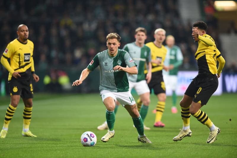 Werder's Senne Lynen (L) and Dortmund's Jadon Sancho battle for the ball during the German Bundesliga Soccer match between SV Werder Bremen and Borussia Dortmund at the Weser Stadium. Carmen Jaspersen/dpa