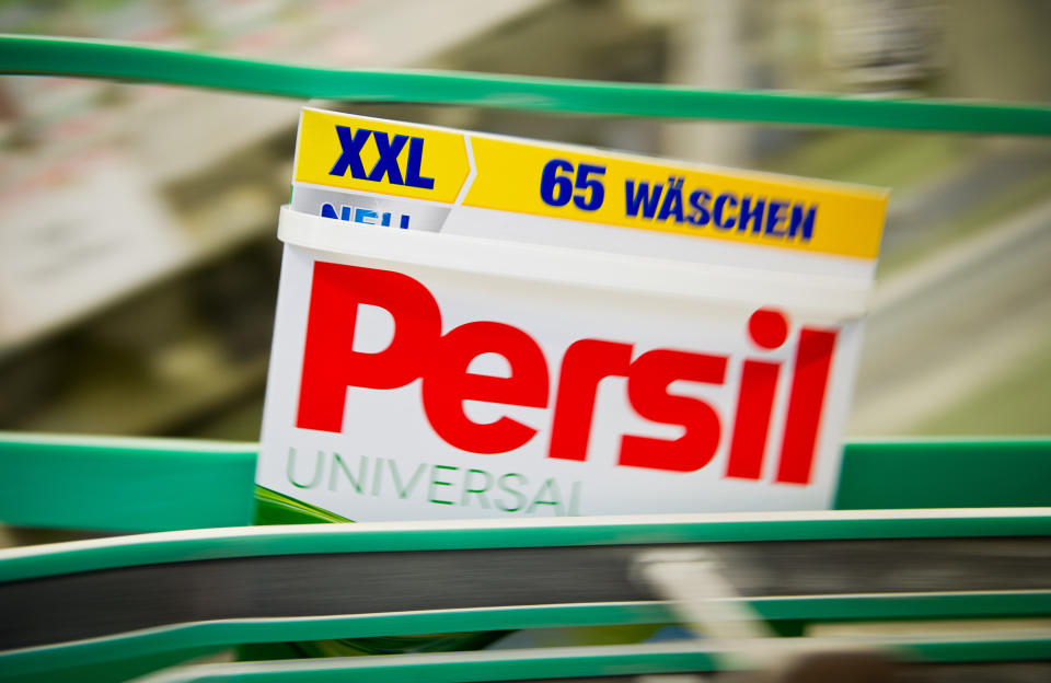 Das Unternehmen Unilever brachte im Jahr 1994 das neue Spezialwaschmittel "Persil Powers" auf den britischen Markt. Ein neuer Wirkstoff sollte sowohl Bunt- als auch Schwarzwäsche bereits bei niedriger Temperatur sauber bekommen. Was die Forscher jedoch nicht getestet hatten: In Kombination mit bestimmten Textilien und bei höheren Temperaturen wurde die Wäsche beschädigt.