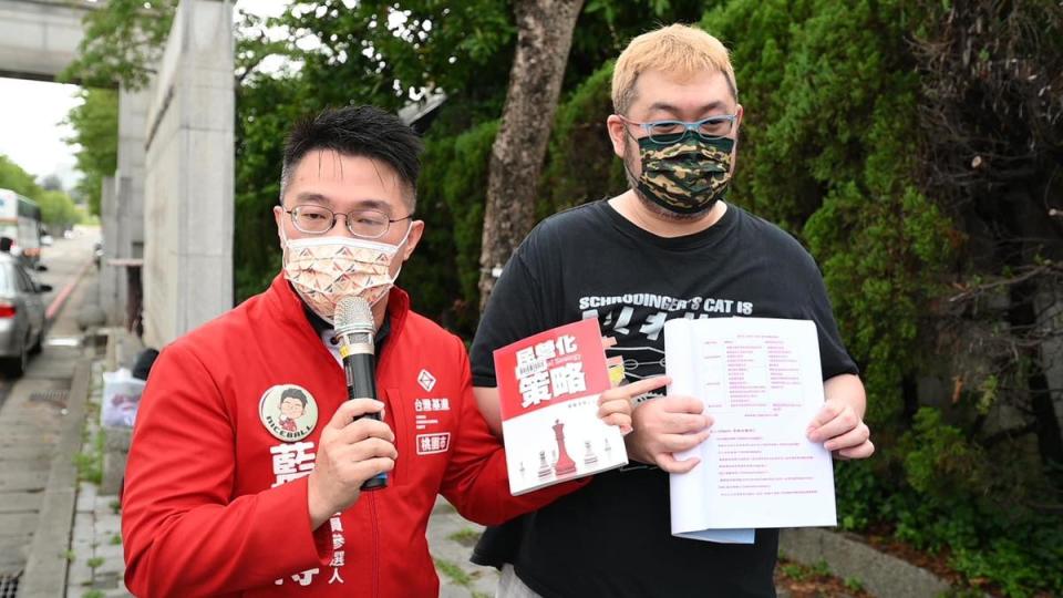 去年9月12日，藍士博（左）和四叉貓（右）在中央大學校門口揭露鄭寶清博論抄襲的證據。（藍士博提供）