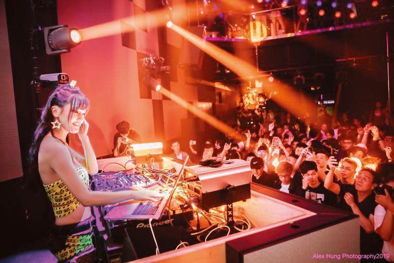 高橋聖子是AV女優也是DJ，曾來台北演出，頗受歡迎。（WAVE CLUB TAIPEI提供）