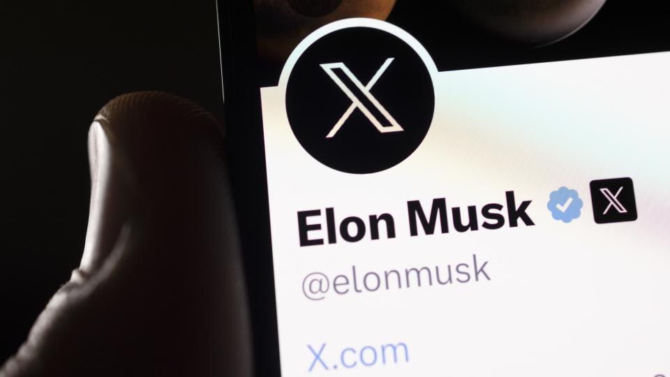 Musk Yanks Twitter’s Verified Check Marks, Then Restores Many of Them