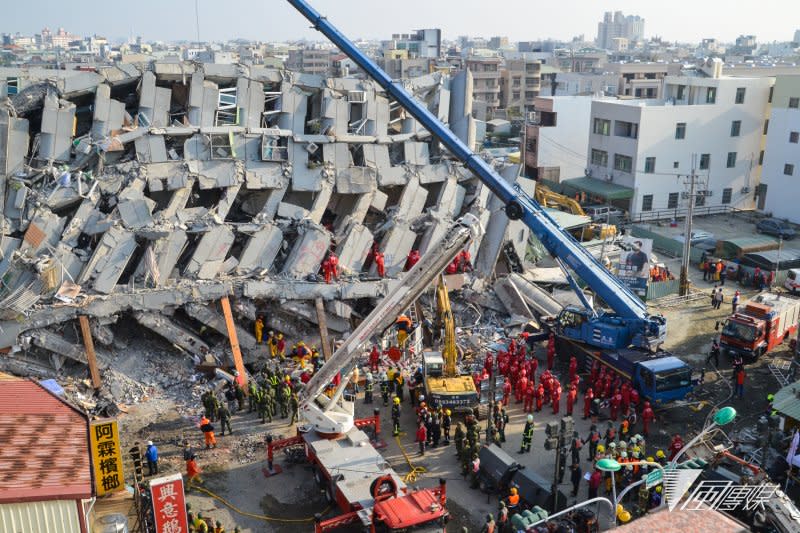 20160207-0206南台地震-搶救台南維冠金龍大樓災民.（陳明仁攝）