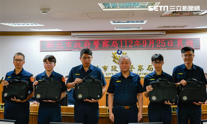 新北市警局長廖訓誠特別訂製「所長公事包」給5位初任所長。（圖／翻攝畫面）