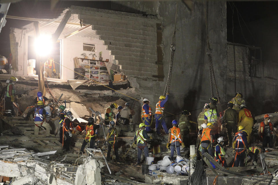 <p>MEX100. CIUDAD DE MÉXICO (MÉXICO), 25/09/2017.- Brigadas de rescate continúan con las labores de búsqueda bajo los escombros hoy, lunes 25 de septiembre de 2017, en el edificio colapsado de la avenida Álvaro Obregón de Ciudad de México (México). EFE/Ulises Ruiz Basurto </p>