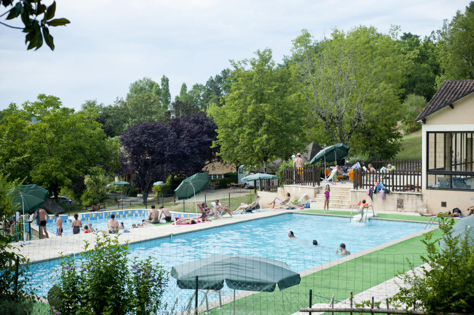 <p><a rel="nofollow noopener" href="https://coolcamping.com/campsites/europe/france/west-france/dordogne-lot/2270-huttopia-sarlat" target="_blank" data-ylk="slk:Ce site de camping familial;elm:context_link;itc:0;sec:content-canvas" class="link ">Ce site de camping familial</a> est situé dans les bois qui bordent l’une des villes les plus anciennes de la vallée de la Dordogne, Sarlat-la-Canéda. Il dispose de nombreux équipements, dont des piscines intérieures et extérieures, un bassin peu profond pour les petits, une salle et une aire de jeux, et un café. Les activités incluent les excursions en canoë sur la Dordogne et la Vézère, et la visite des châteaux de la région. Le coût d’une tente pour deux personnes démarre autour de 19 €. [Photo : Cool Camping] </p>