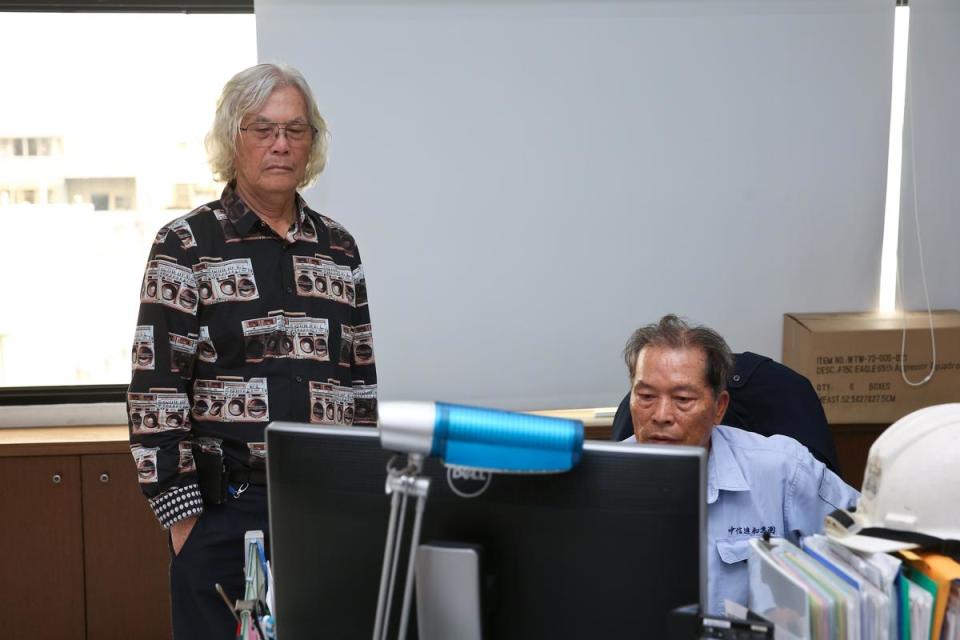 韓碧祥（左）身邊很多都是跟著他衝了4、50年的70歲老員工。