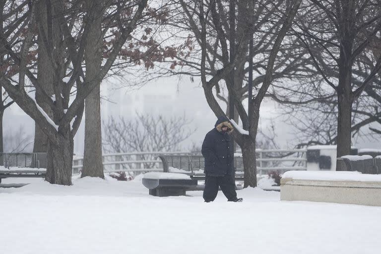 Una persona camina a través de la nieve en Nashville, Tennessee en medio de una tormenta de nieve que cubrió la zona con hasta 20 centímetros de nieve
(AP Photo/George Walker IV)