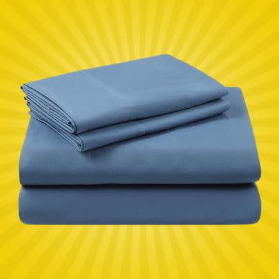 Moisture-wicking deep-pocket sheets