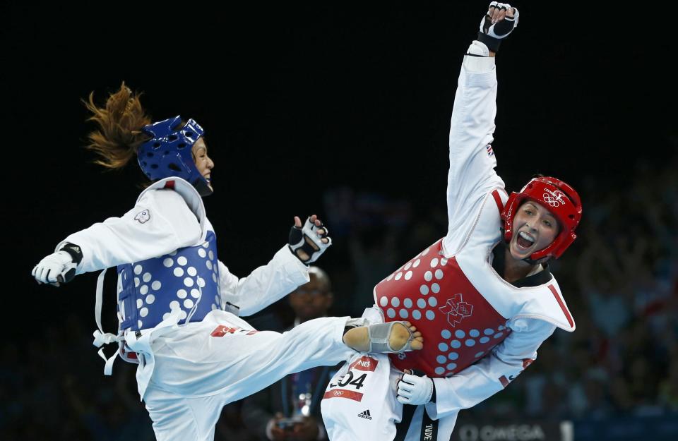 Britain's Jade Jones (R) celebrates as she wins against Taiwan's Li-Cheng Tseng in their women's -57kg semifinal taekwondo match at the ExCel venue during the London Olympic Games, August 9, 2012. REUTERS/Darren Staples (BRITAIN - Tags: OLYMPICS SPORT TAEKWONDO TPX IMAGES OF THE DAY) 