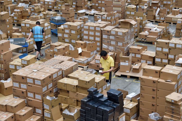 NANJING, CHINA - JUNE 16, 2022 - Workers work in a sorting workshop at Suning East China Logistics Center in Jiangning District of Nanjing, East China's Jiangsu province, June 16, 2022. As the "618" e-commerce promotion is approaching, logistics workers are speeding up the sorting, loading and delivery of parcels. (Photo credit should read CFOTO/Future Publishing via Getty Images)