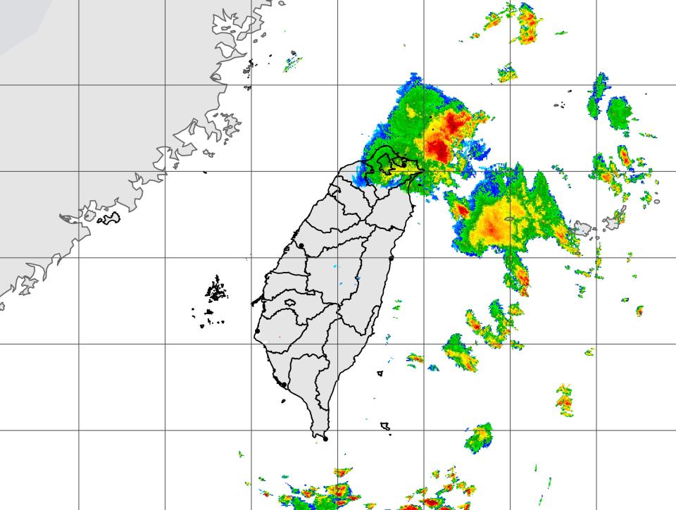 水氣稍增多，東半部及恆春半島有零星短暫陣雨，桃園以北平地，還有西半部近山區平地也有午後雷陣雨機率。（圖：氣象局網站）