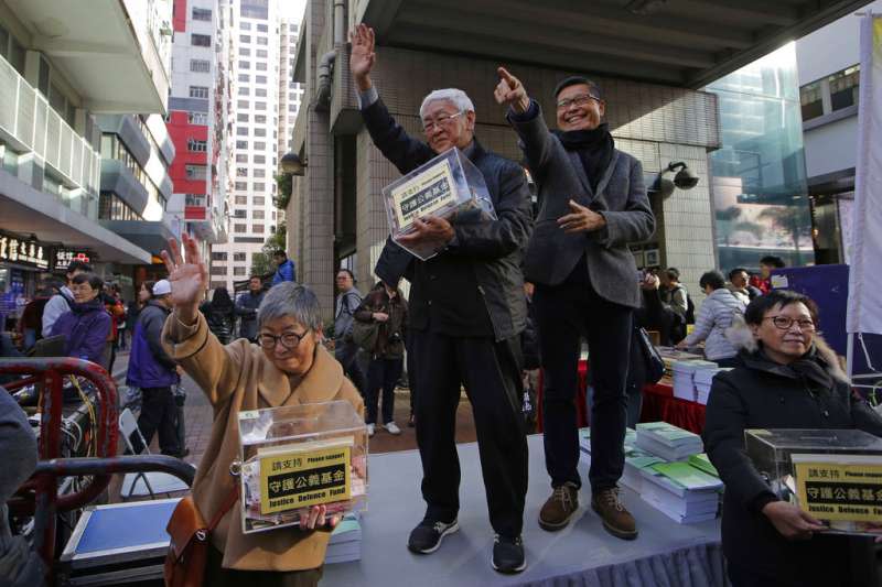 2019年1月1日，香港組織「民主人權陣線」（民陣）舉辦「香港未完蛋，希望在民間」遊行，香港榮休主教陳日君（右三）與占中發起人之一的陳健民（右二）。（AP）