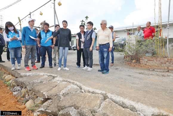 縣長許淑華會勘鹿谷鄉、名間鄉道路需改善工程。(記者蔡榮宗攝)