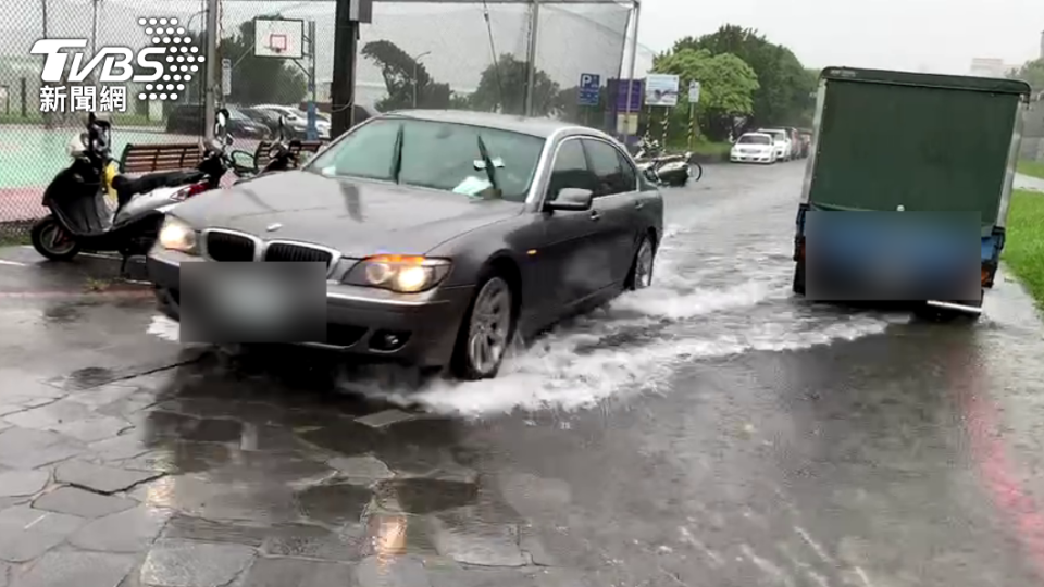 北市降下大雨，車主趕緊到水門牽車。（圖／TVBS）