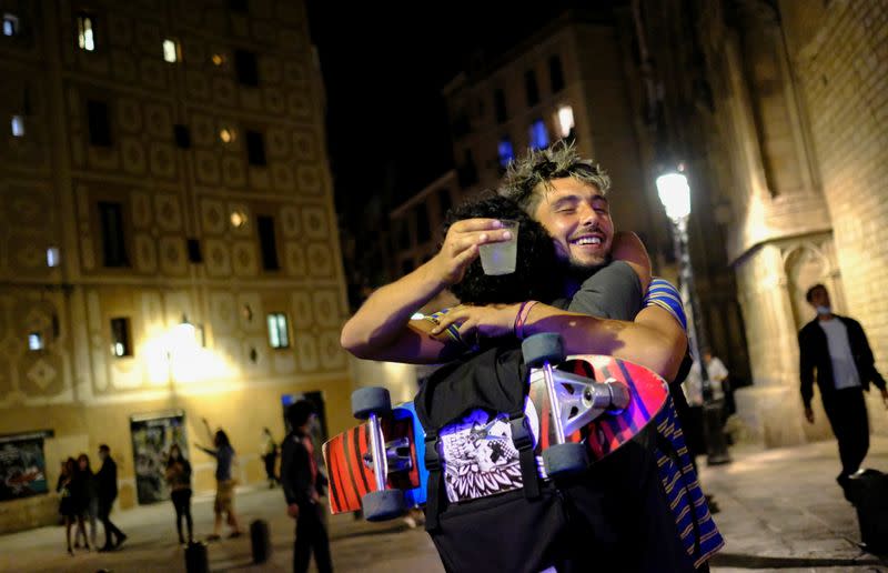 Gente celebra en una calle del barrio del Born, al levantarse el estado de emergencia decretado por el Gobierno español para evitar la propagación de la enfermedad del coronavirus (COVID-19) en Barcelona, España.