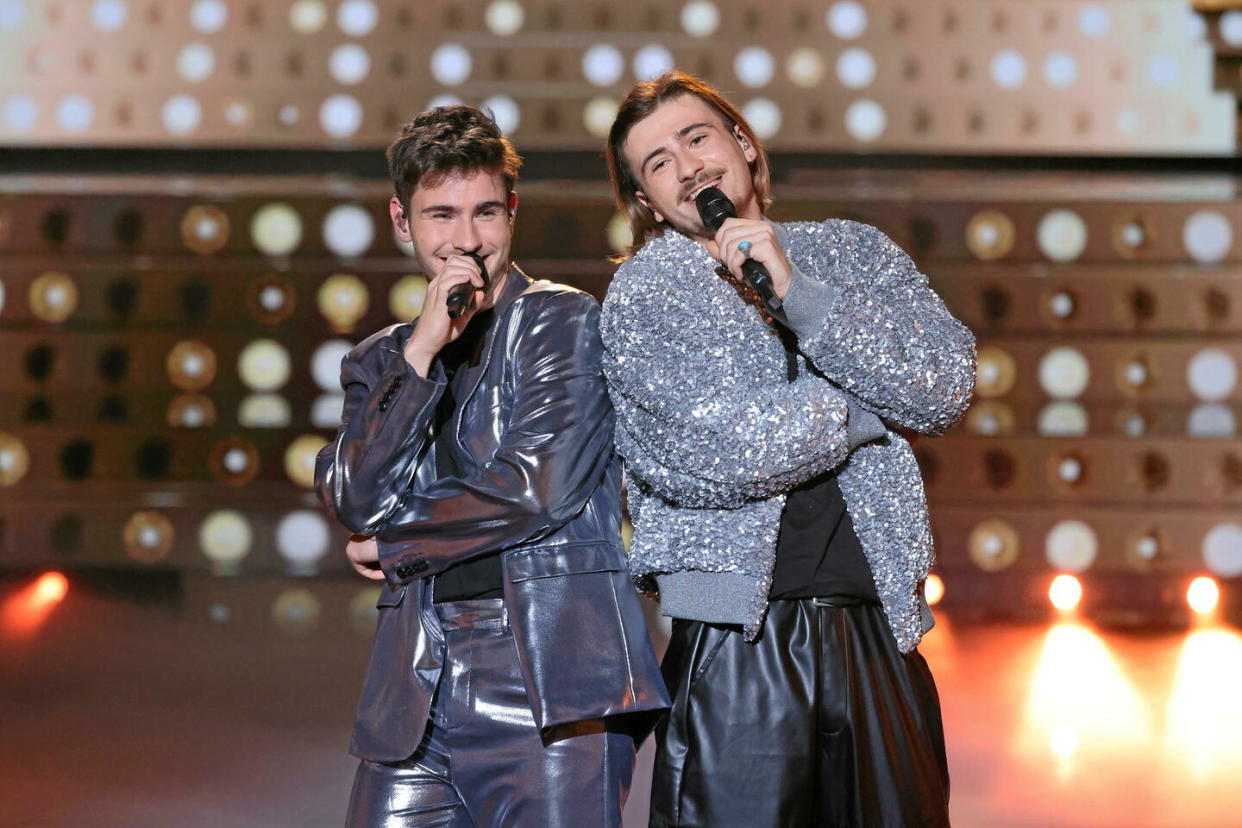 Julien et Pierre chantent un medley des chansons d’enfance lors du Prime 3 de la nouvelle saison de l’émission Star Academy 2023 en direct sur TF1.  - Credit:Laurent VU / Laurent VU