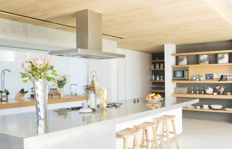 Al elegir la mesada de la cocina es fundamental pensar en el presupuesto y el tipo de material. – Foto: Robert Daly/Getty Images