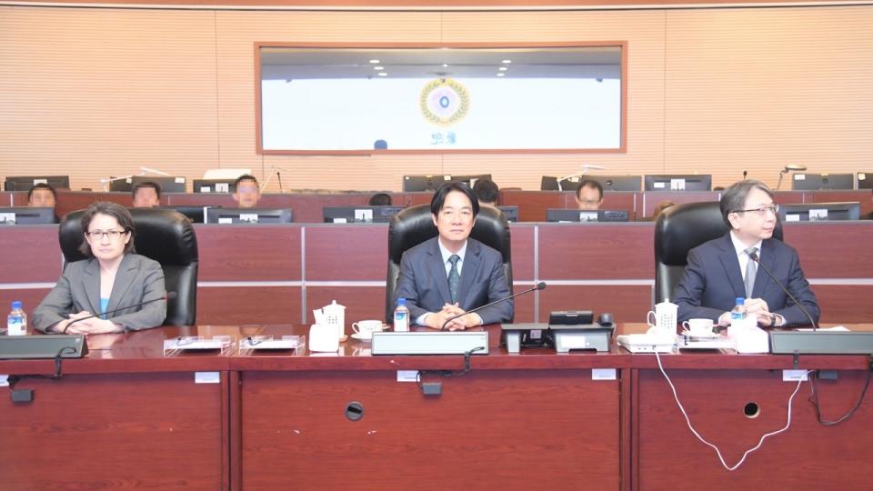 總統當選人賴清德(中)、副總統當選人蕭美琴(左)赴國安局聽取國安局長蔡明彥(右)簡報。(國安局提供)