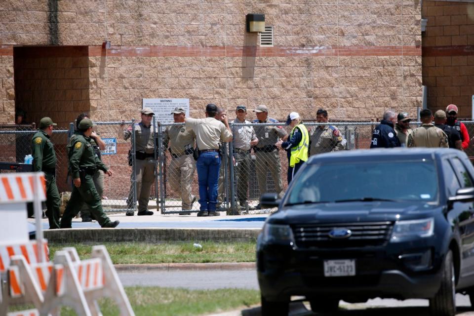 Las fuerzas del orden y otros equipos de primera respuesta reunidos fuera de la escuela primaria Robb después del tiroteo el 24 de mayo de 2022 en Uvalde, Texas (Associated Press)