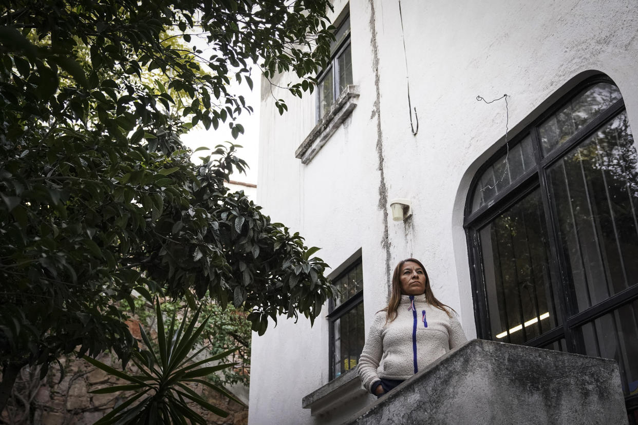 Verónica Cruz, una destacada activista de los derechos reproductivos en México, hablando con mujeres en Texas. (Marian Carrasquero/The New York Times)