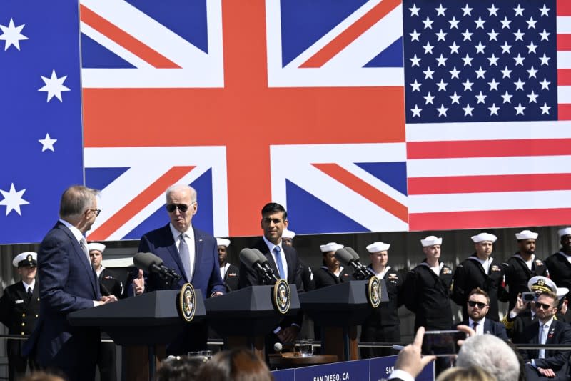 <cite>2023年3月13日，美國總統拜登、澳洲總理艾班尼斯、英國首相蘇納克在加州的聖地牙哥海軍基地共同宣布澳英美核動力潛艦合作協議（AUKUS）。（美聯社）</cite>