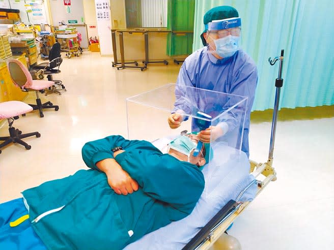 花蓮門諾醫院醫師賴賢勇為大陸武漢醫療設計透明「插管箱」，降低醫療人員治療感染風險。（許家寧攝）