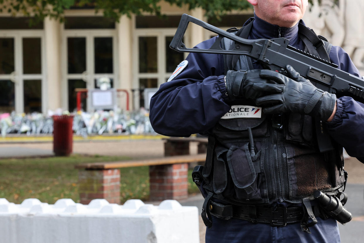 Un policier devant la cité scolaire Gambetta-Carnot, à Arras, lors de son évacuation après une alerte à la bombe, le 16 octobre 2023.