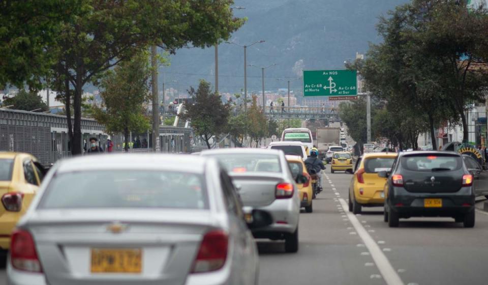 Vehículos mal parqueados en Bogotá. Foto: IDU