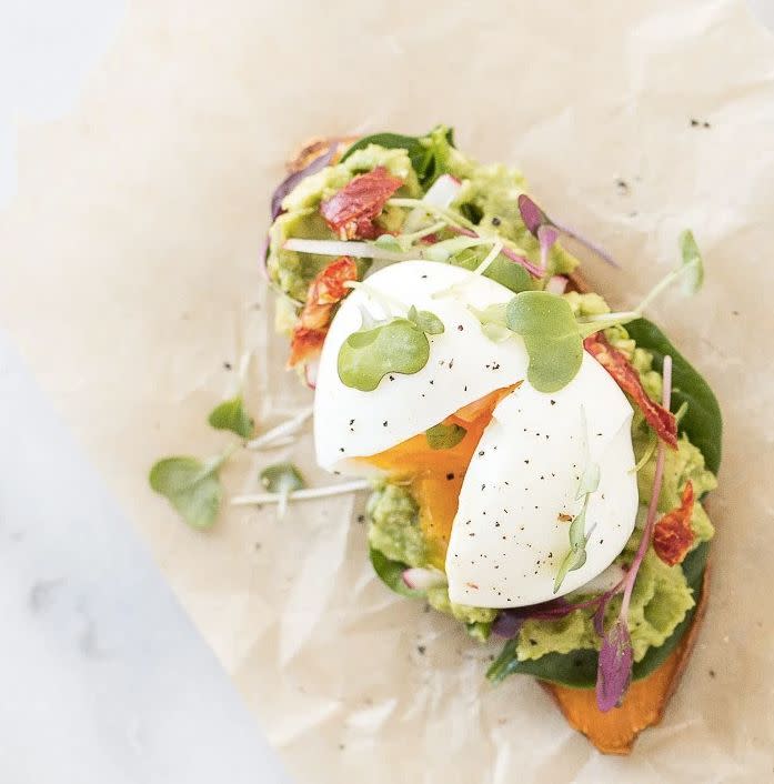 <strong>Get the <a href="http://www.honestlynourished.com/sweet-potato-avocado-toast-soft-boiled-eggs-greens-gluten-free-grain-free-paleo-vegetarian/" target="_blank">Sweet Potato Avocado Toast with Soft Boiled Egg And Greens recipe</a>&nbsp;from Honestly Nourished</strong>