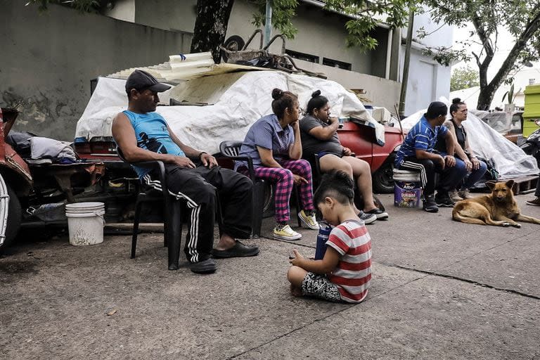 “Prefiero la carpa que el centro de evacuados, son invivibles