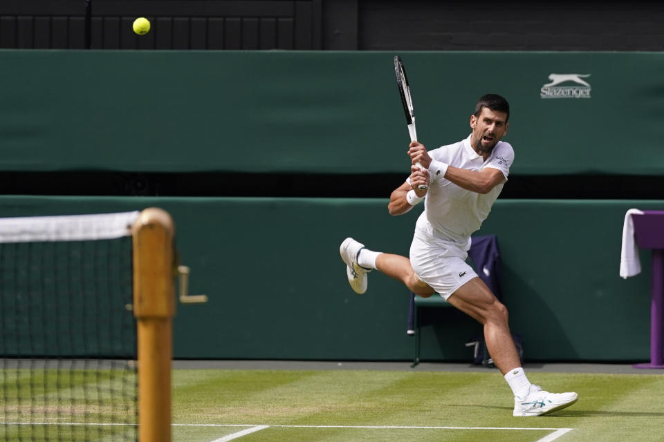 Novak Djokovic devuelve ante Carlos Alcaraz durante la final masculina de Wimbledon, el domingo 16 de julio de 2023, en Londres. (AP Foto/Alberto Pezzali)