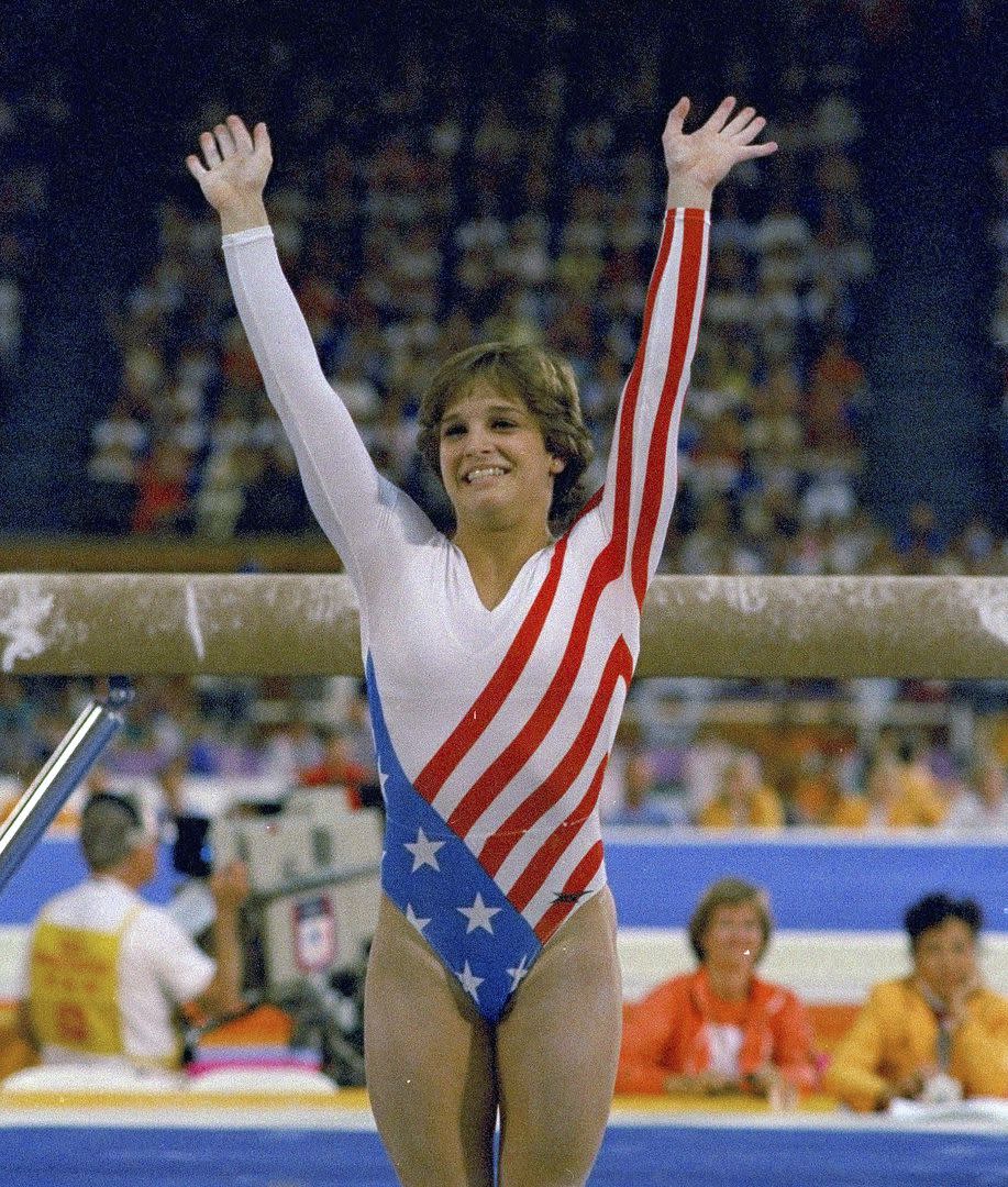 Retton saluda y agradece los aplausos tras su rutina en los Juegos Olímpicos de Los Ángeles, el 3 de agosto de 1984; la entonces adolescente popularizó en su país la gimnasia, disciplina que era dominada por Europa.