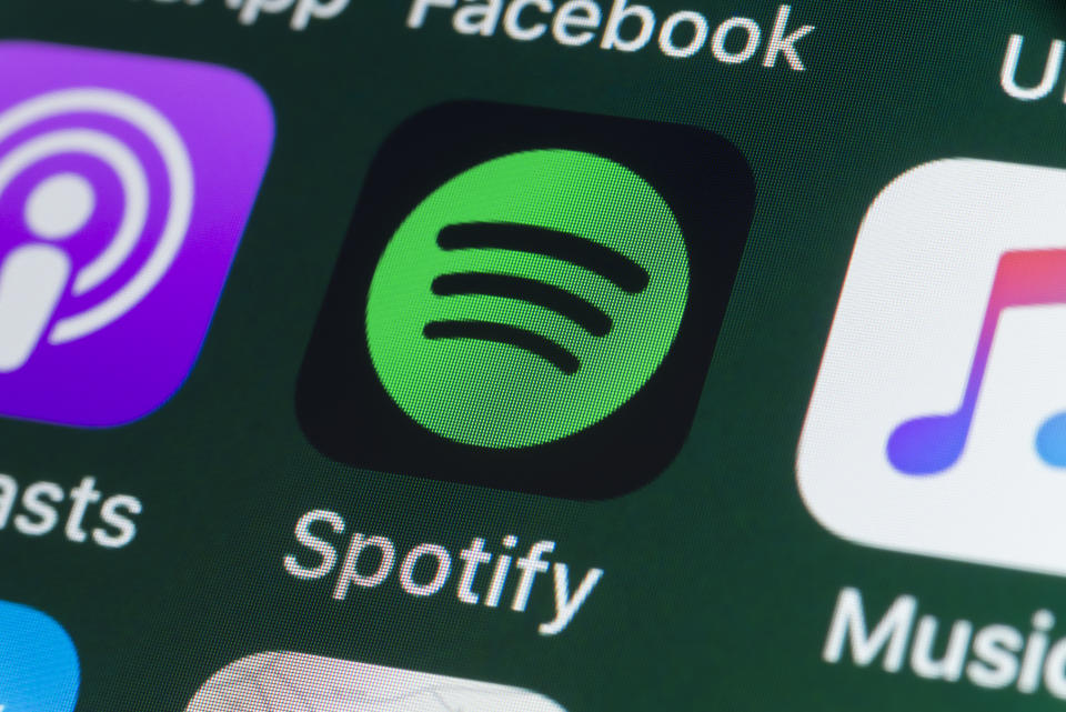 La app de streaming musical Spotify, rodeados de Podcasts, Apple Music, Facebook y otras apps en la pantalla de un iPhone. (Getty)