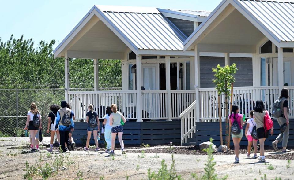 Campistas llegan a sus cabañas en Camp Taylor, en Grayson, California, el martes 11 de junio de 2024.