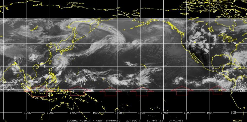 圖中可以看到下方有一條規矩平整的雲帶，這是「間熱帶輻合帶(ITCZ)」。   圖：取自鄭明典臉書