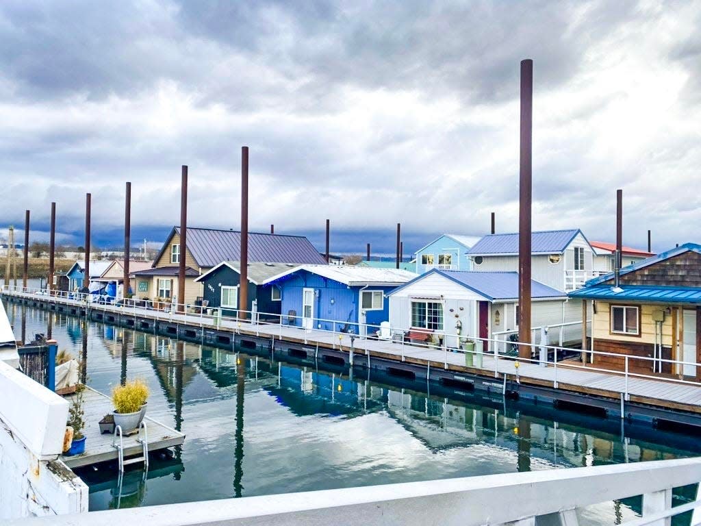 row of floating tiny homes in the columbia river in the pacific northwest