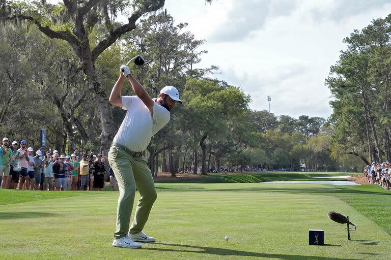 Scottie Scheffler impacta el tee del hoyo 15 durante la última rueda del The Players Championship 