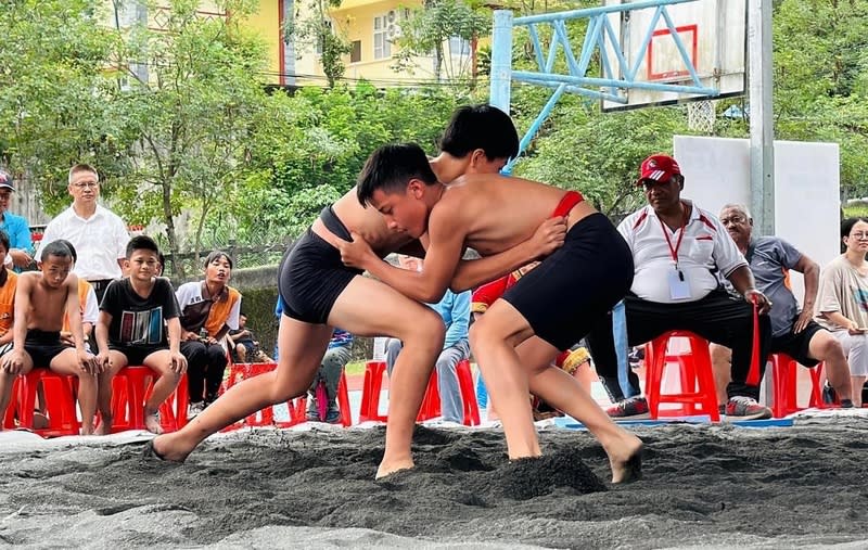 那瑪夏全國布農奧運「傳統摔角」項目吸睛 高雄市那瑪夏區主辦「113年度第21屆全國布農族射 耳祭暨傳統技能競賽」，歷經3天熱血競賽，25日閉 幕，其中傳統摔角項目令人看得熱血沸騰，現場氣氛 相當刺激。 （高雄市政府原住民事務委員會提供） 中央社記者張已亷傳真  113年5月26日 