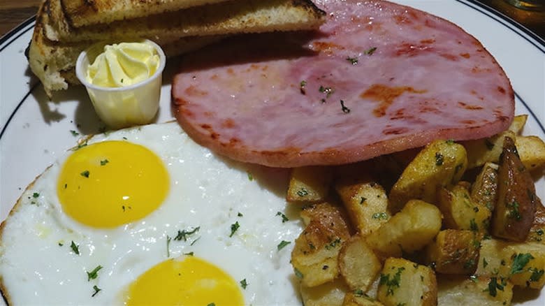 Breakfast plate with grilled ham