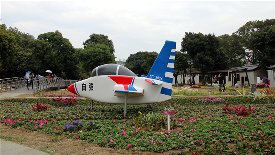 雷虎小組進行特技操演使用的AT-3教練機，化身為水交社公園Ｑ版模型機相當吸睛。（軍聞社記者吳柏毅攝）