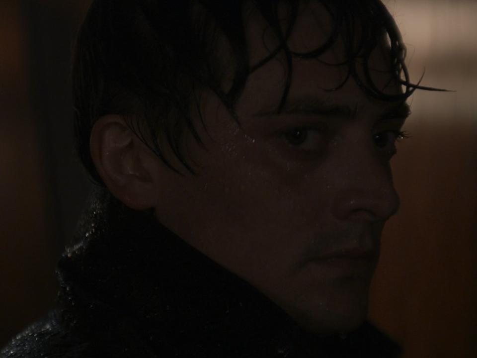 Der walisische Schauspieler Aneurin Barnard, bekannt aus "Der Distelfink", spielt in "1899" Passagier Daniel. (Bild: (c) Netflix / 1899.)