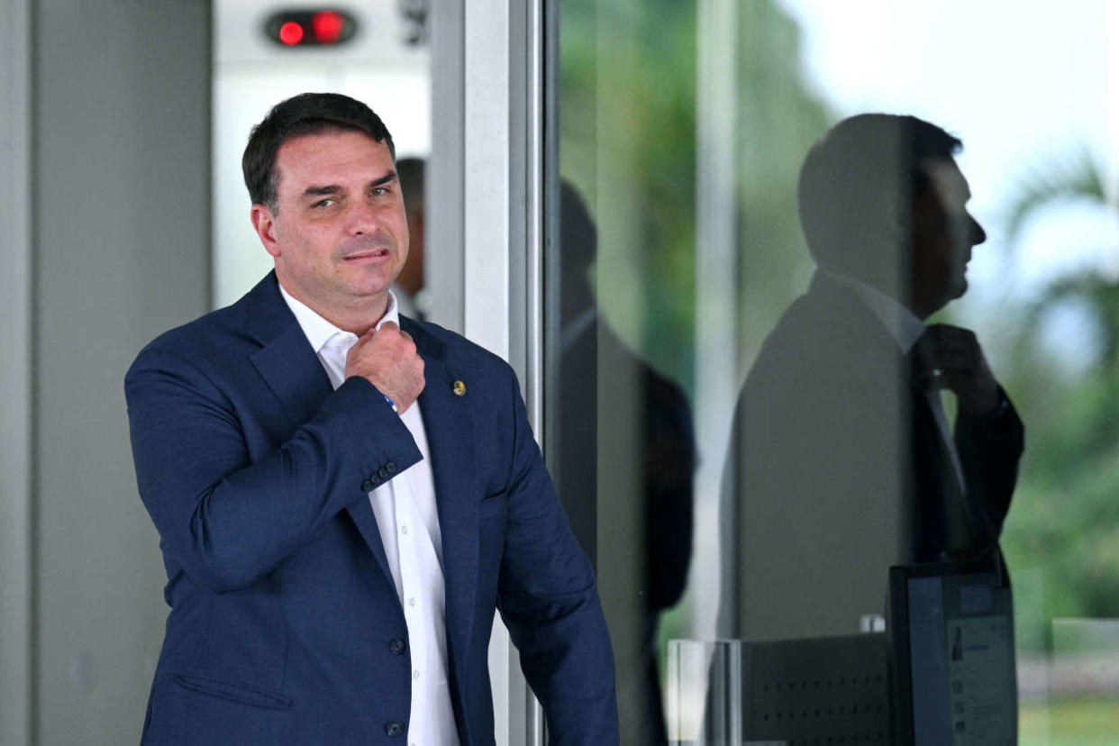 Brazilian Senator Flavio Bolasonaro, son of President Jair Bolsonaro, gestures as he leaves Planalto Palace in Brasilia, on October 4, 2022. - Brazil's bitterly divisive presidential election will be decided in a runoff on October 30 as incumbent Jair Bolsonaro beat first-round expectations to finish a closer-than-expected second to front-runner Luiz Inacio Lula da Silva in the October 2 first round. (Photo by EVARISTO SA / AFP)