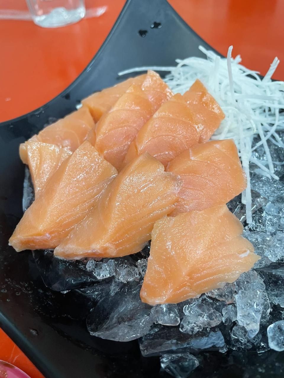 網友去漁港點了鮭魚生魚片，魚肉完全沒油花。圖取自爆料公社