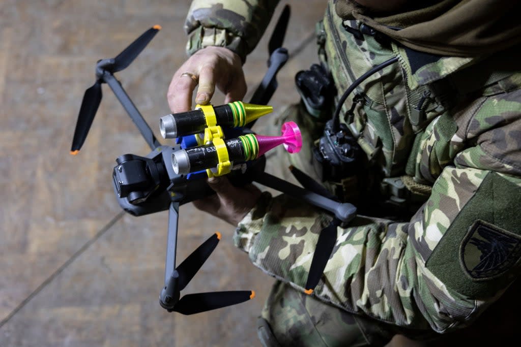 Ein Drohnenoperator der 93. Brigade der ukrainischen Armee bringt in der ukrainischen Stadt Bakhmut Granaten an einer DJI Mavic 3 Drohne an.  - Copyright: Getty Images; John Moore / Staff