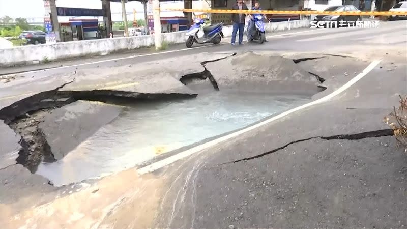 高雄旗山一處道路竟然驚現一個巨大「天坑」。