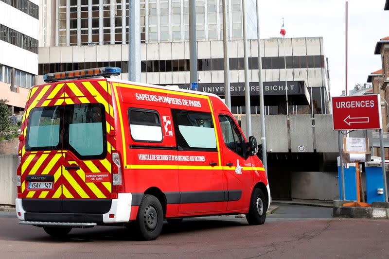 Un vehículo de emergencia llega al Hospital Bichat de París, Francia, el 15 de febrero de 2020