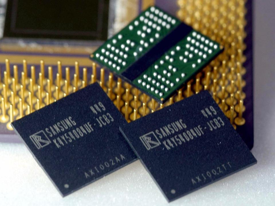 Samsung 256-megabit XDR DRAM chips, photo