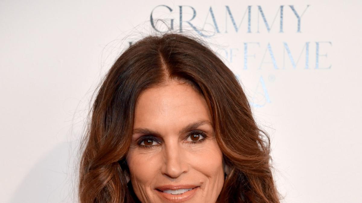 At 58, Cindy Crawford Uses This Drugstore Mascara for Her ’Classic ’90s