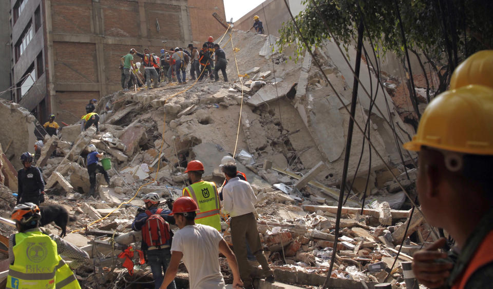 <p>MEX60. CIUDAD DE MÉXICO (MÉXICO), 19/09/2017.- Rescatistas trabajan entre los escombros de los edificios colapsados en Ciudad de México (México) hoy, martes 19 de septiembre de 2017, tras un sismo de magnitud 7,1 en la escala de Richter, que sacudió fuertemente la capital mexicana y causó escenas de pánico justo cuanto se cumplen 32 años de poderoso terremoto que provocó miles de muertes. EFE/Sáshenka Gutiérrez </p>