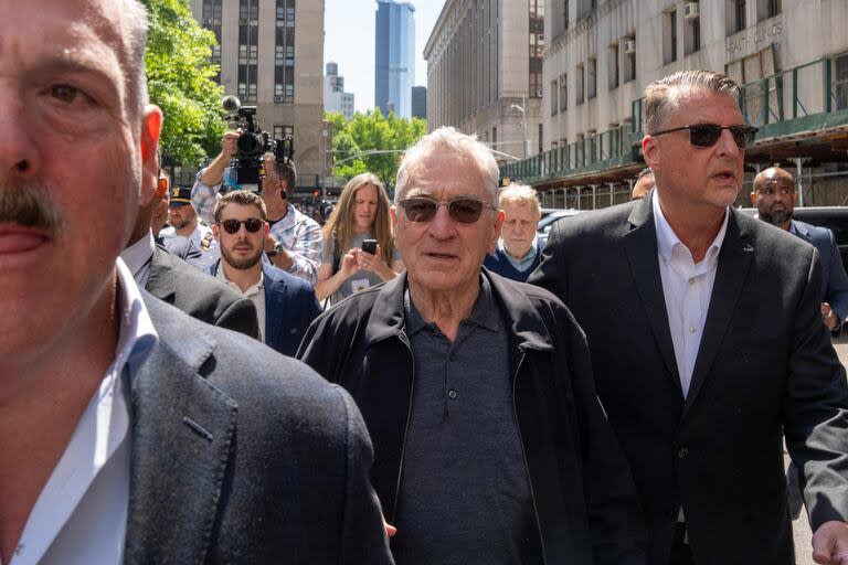 El actor Robert De Niro sale después de hablar con los medios frente al Tribunal Penal de Manhattan el 28 de mayo de 2024 en la ciudad de Nueva York.